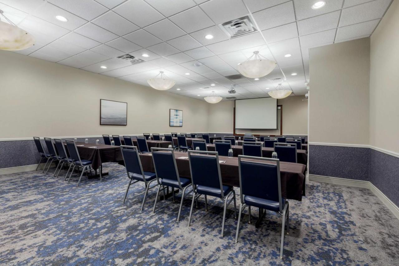 Best Western Plus Dubuque Hotel And Conference Center Екстер'єр фото