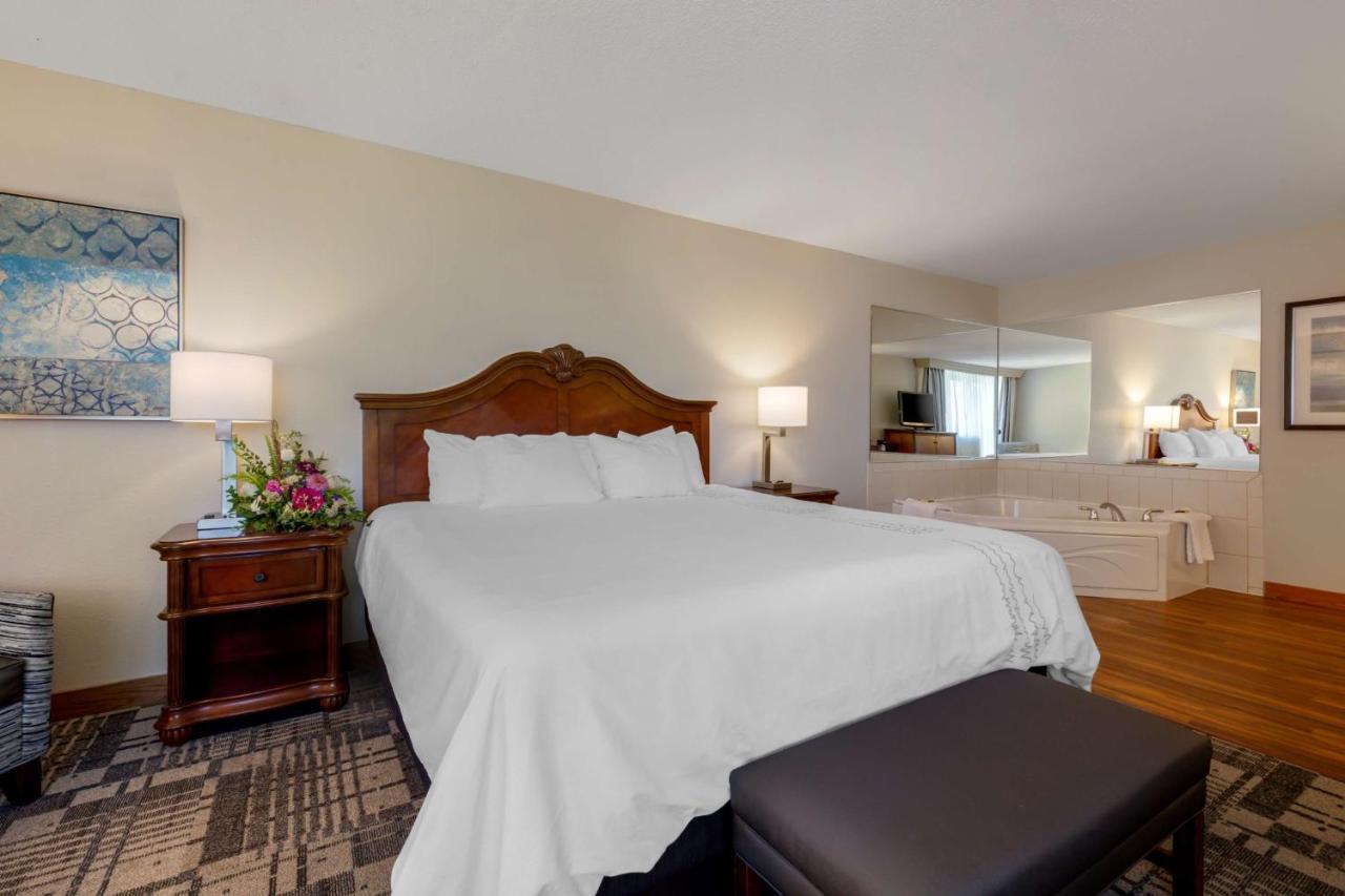 Best Western Plus Dubuque Hotel And Conference Center Екстер'єр фото